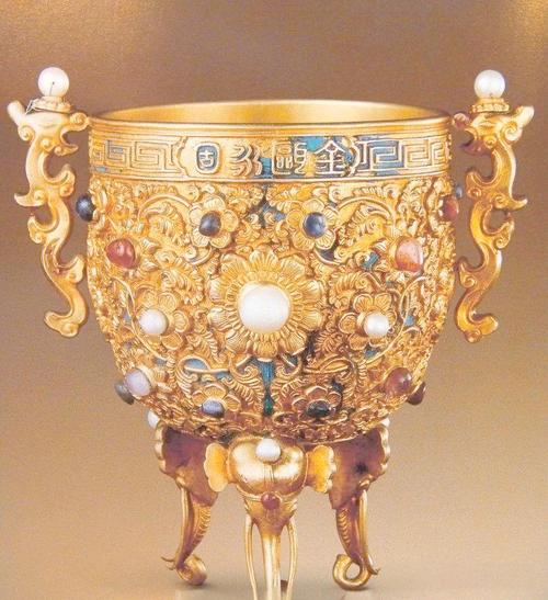 文物类收藏品涵盖广泛,包括历史文物,古代建筑,雕塑,器具,工艺美术品